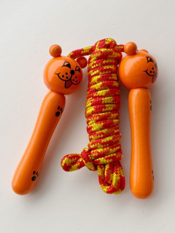 Распродажа Скакалка детская "веселые ручки", для детей до 130 см с деревянными ручками и тканевым шнуром.
Ручки выполненные из дерева со зверюшками или насекомыми
