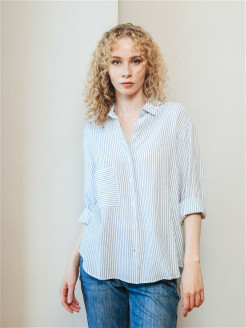 Распродажа Рубашка из вискозы прямого кроя в тонкую голубую полоску - незаменимый атрибут летнего гардероба