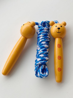 Отзыв на Скакалка детская "веселые ручки", для детей до 130 см с деревянными ручками и тканевым шнуром.