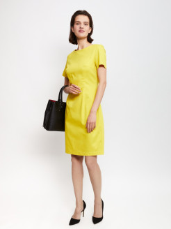 Распродажа Платье-футляр из эластичного хлопкового материала имеет простой дизайн, но благодаря ярко-желтому цвету станет центральным элементом вашего образа